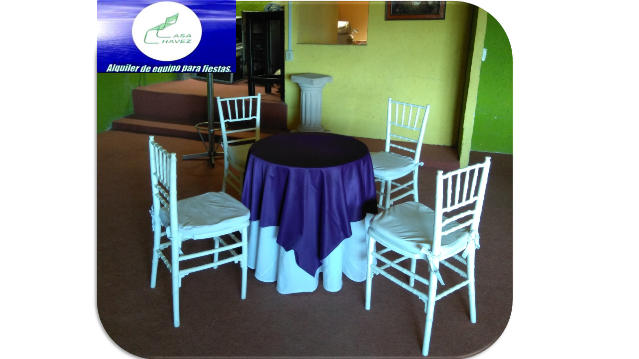 Mantel blanco con cubre largo morado para mesa tipo bar y sillas tiffany