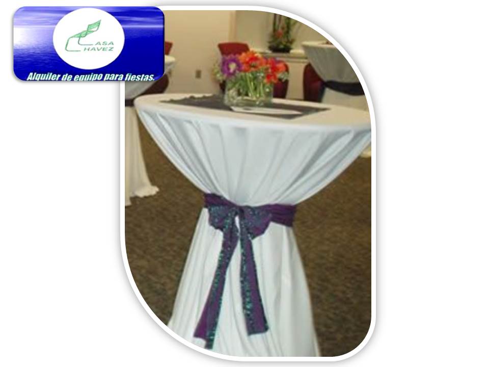 Mesa periquera con mantel blanco