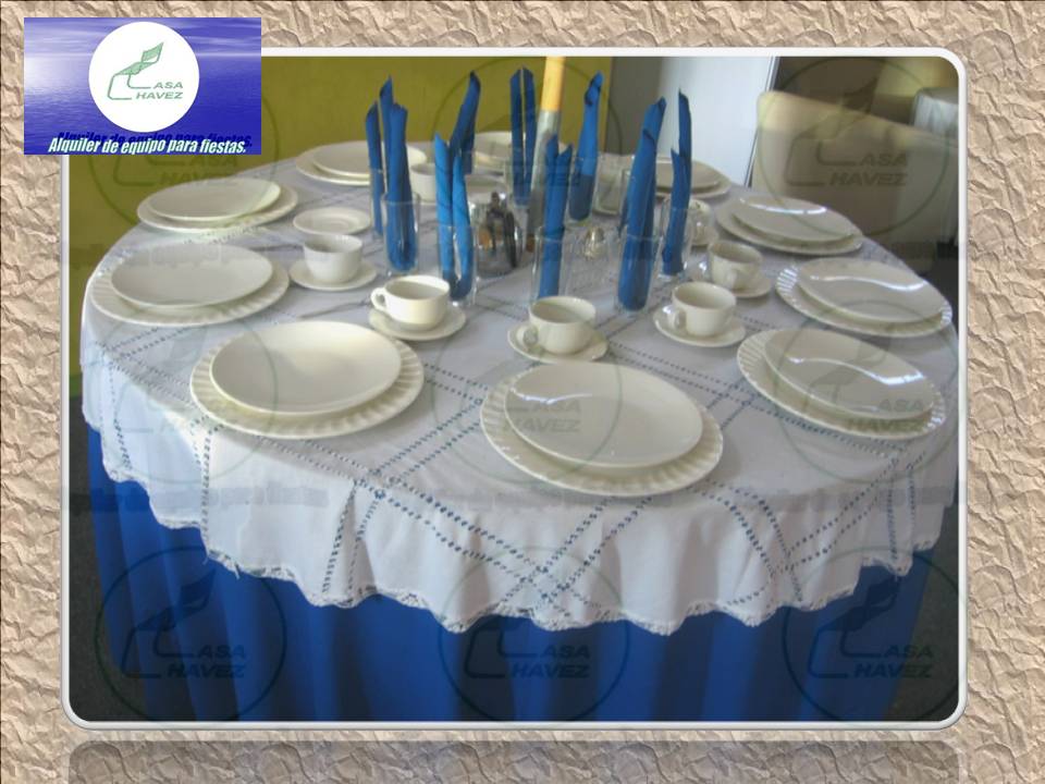 Mesa redonda con cubre deshilado