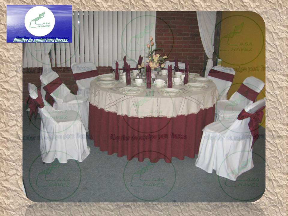 Mesa con mantel vino